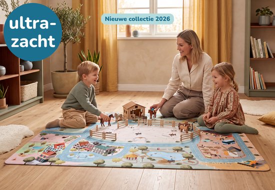 Moeder en kinderen spelen op een speelmat met paardenmanege. Ultrazacht speelkleed met paarden en boerderij.