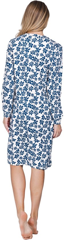 Achterkant van een Pastunette nachthemd met lange mouwen, voorzien van een blauw bloemmotief op ecru.