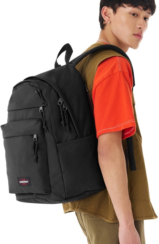 Model met een zwarte Eastpak Day Pak'r Pro rugzak op de rug.