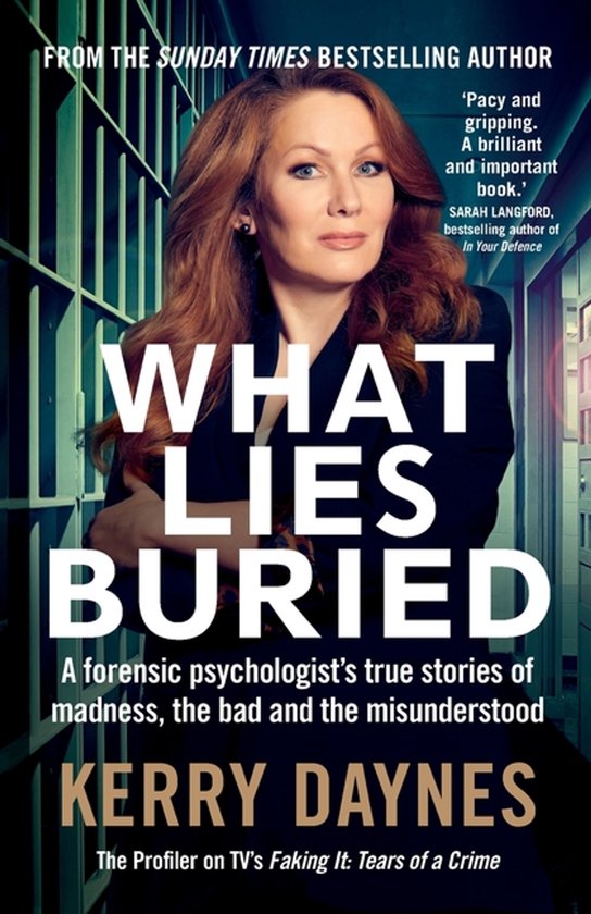 Couverture de livre : Femme aux cheveux roux en tailleur devant une cellule de prison. Titre : WHAT LIES BURIED.
