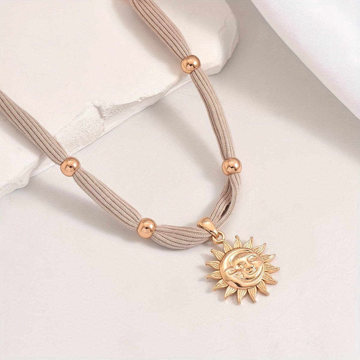 Sjika - Sjaalketting Dames Beige met Zon & Maan Hanger – Goudkleurige Statement Ketting - Trending - Cadeau voor haar
