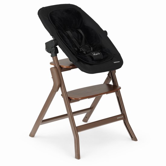 Donkerbruine Deryan kinderstoel met zwart babyzitje en voetenplank.