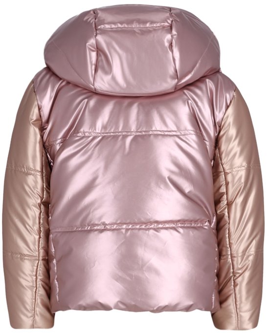 Roze glanzende winterjas met capuchon en beige mouwen.