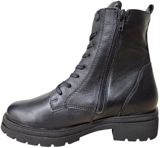 Zwarte leren veterboot met ritssluiting aan de zijkant en dikke zool.