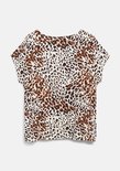 Wit T-shirt met korte mouwen met een bruin en zwart luipaardprint.