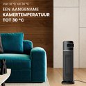 Zwarte AirKing staande kachel met display, naast een turquoise bank.