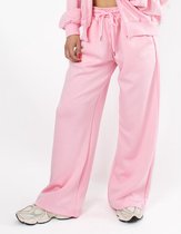 Detail van de roze joggingbroek met wijde pijpen en trekkoord.