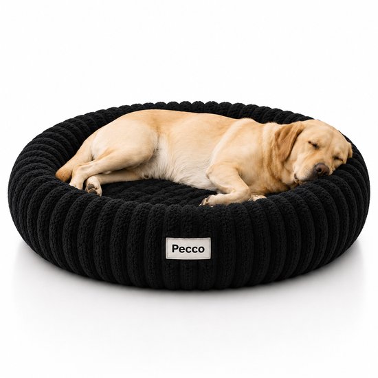 Panier rond pour chien noir en velours côtelé, sur lequel dort un chien de couleur dorée.
