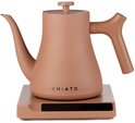 Terracotta CHiATO waterkoker met een slanke schenktuit en een ergonomisch handvat, staand op een basis met display.