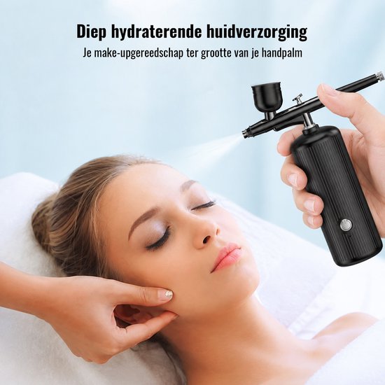 Hand houdt zwarte airbrush om gezicht van vrouw te bespuiten voor huidverzorging.