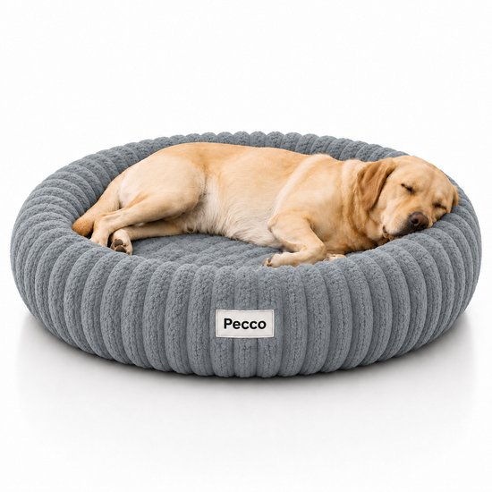 Panier pour chien Pecco gris avec un labradoodle endormi dessus. Le panier est rond et en velours côtelé.