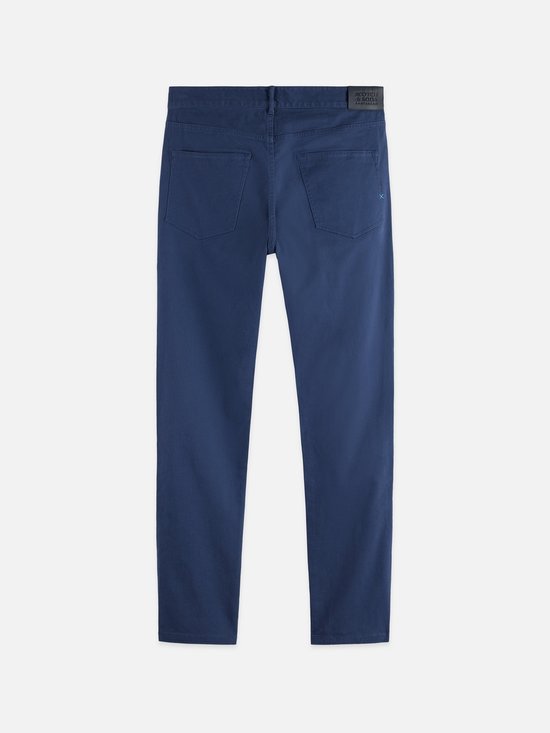 Donkerblauwe stretch katoenen chino broek, achterkant, met twee achterzakken en een zwart label.