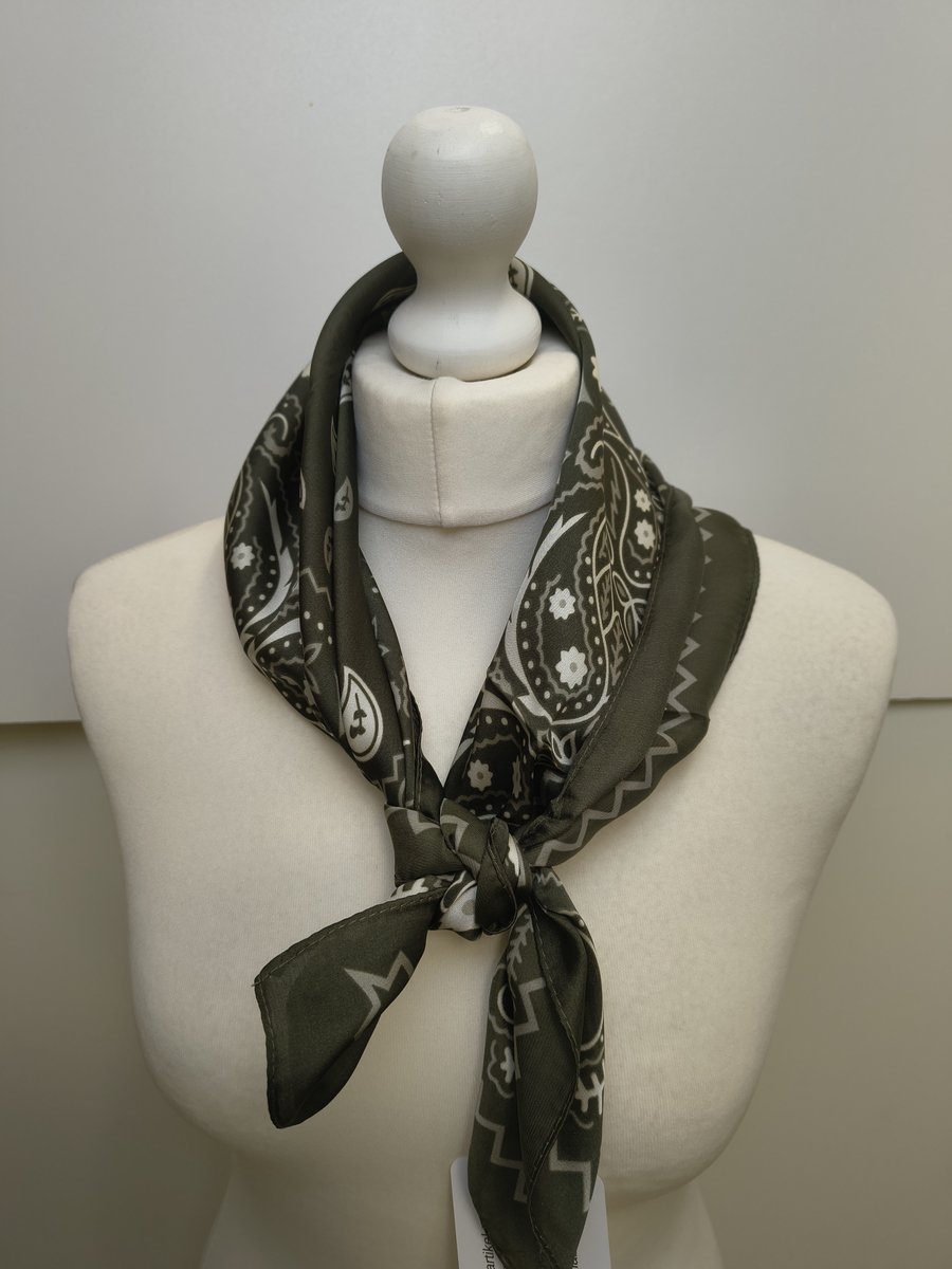 Vierkante dames sjaal Seba-paisleymotief-kaki groen wit grijs-neksjaal-halssjaal-70x70