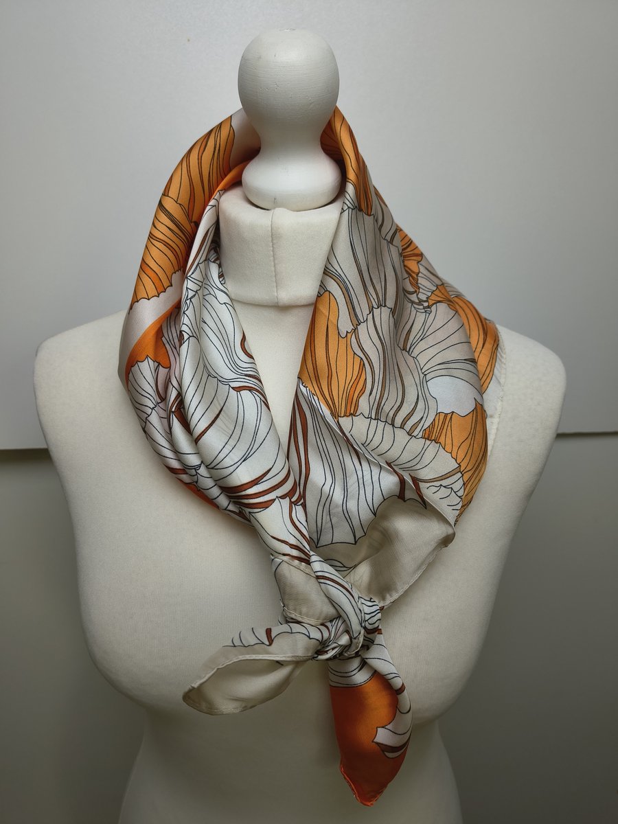 Vierkante dames sjaal Anne Wil-gebloemd motief-oranje terracotta beige wit bruin-neksjaal-halssjaal-70x70