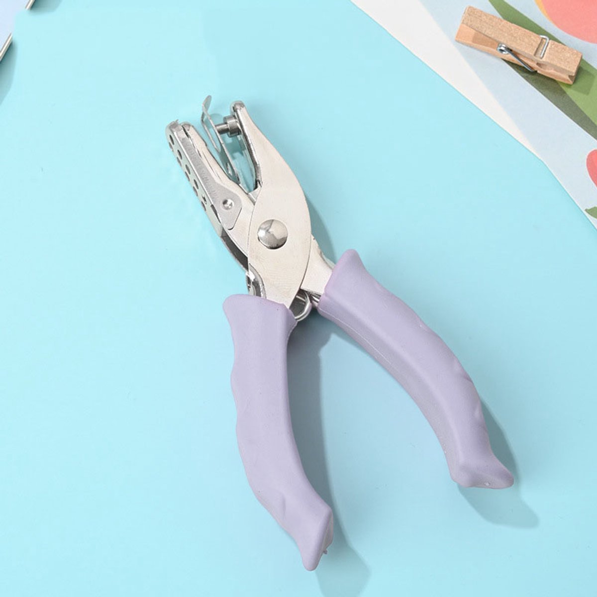 Handmatige metalen perforator voor één gat — Rond gat van 3 mm — 1 stuk — Geschikt voor doe-het-zelfprojecten met papier, kaarten, labels, plakboeken, cadeaubonnen, fotoalbums en notitieblokken — Compact en praktisch — Stevig en duurzaam