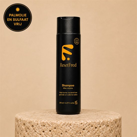 Zwarte fles shampoo van Reset Fred met oranje logo, met tekst 'Palm olie en sulfaat vrij'.