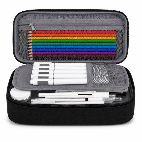Trousse noire, ouverte avec un arc-en-ciel de crayons de couleur en haut et des stylos et feutres blancs en bas.