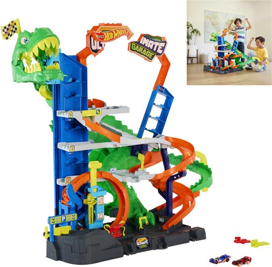 De Hot Wheels T-Rex garage speelset met groene dinosaurus en oranje racebanen, met een kleine afbeelding van spelende kinderen.