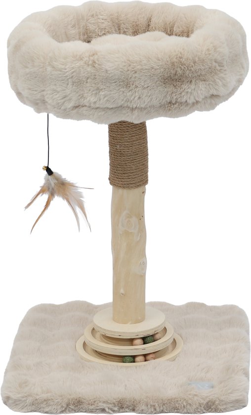 Studio RAR krabpaal met beige pluche platform, houten stam, sisal touw, bungelende veren en speelballen onderaan.