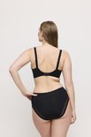 Model draagt de achterkant van een zwarte beugelbeha met kanten details en bijpassende slip.
