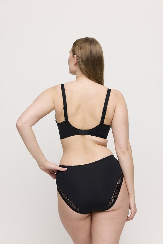 Model draagt de achterkant van een zwarte beugelbeha met kanten details en bijpassende slip.