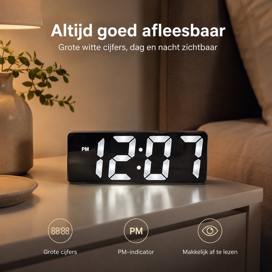 Zwarte digitale wekker met grote witte cijfers die 12:07 weergeven. "Altijd goed afleesbaar"
