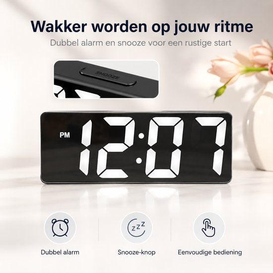 Zwarte digitale wekker die 12:07 weergeeft. Close-up van de "SNOOZE" knop. "Wakker worden op jouw ritme"