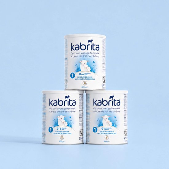 Drie blikken Kabrita zuigelingenmelk met geitenmelk, elk 800g, gestapeld op een blauwe achtergrond.
