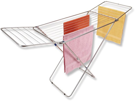 Zilverkleurig metalen droogrek met twee ingeklapte vleugels, met een roze en oranje handdoek.