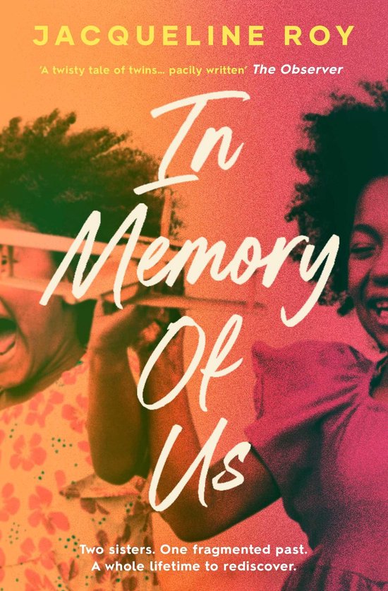 Boek 'In Memory Of Us' van Jacqueline Roy, met twee lachende zussen en de tekst 'In Memory Of Us'.