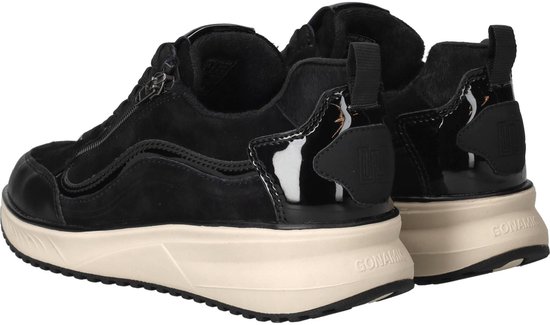 Zwarte lage sneaker van Waldlaufer met beige zool. De sneaker heeft een rits, suède en lakdetails.