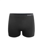 Een zwarte, naadloze short met logo op de tailleband.
