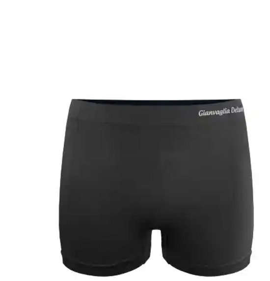 Een zwarte, naadloze short met logo op de tailleband.