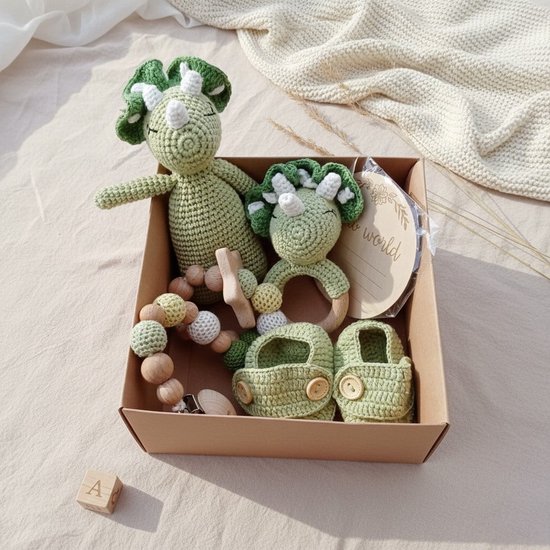 Nuvinokids Dino - Kraamcadeau Set 6-delig - Handgemaakt 100% Katoen - Baby - Peuter - Kind - Newborn - Kraamcadeautje - Babyshower Cadeau - Geboortecadeau - Babygeschenkset - Newborn Cadeau - Gehaakt - Rammelaar - Speenkoord - Knuffel - Slofjes — afbeelding 4