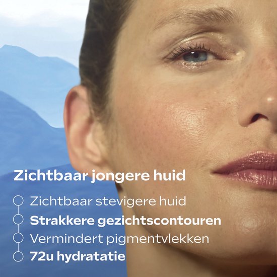 Close-up gezichtsvrouw met tekst: Zichtbaar jongere huid, Zichtbaar stevigere huid, Strakkere gezichtscontouren, Vermindert pigmentvlekken, 72u hydratatie.
