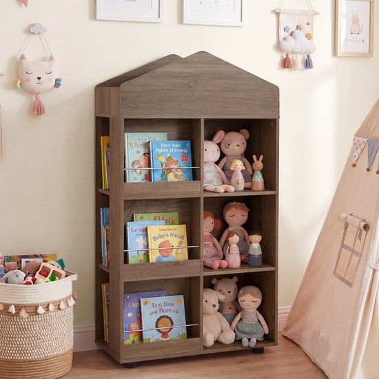 Houten boekenkast in huisvorm met boeken en knuffels.