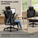 Vrouw zit op een zwarte bureaustoel aan een bureau. De armleuningen zijn 90° opgeklapt. Andere stoel staat naast een bureau.