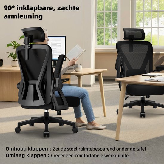 Vrouw zit op een zwarte bureaustoel aan een bureau. De armleuningen zijn 90° opgeklapt. Andere stoel staat naast een bureau.