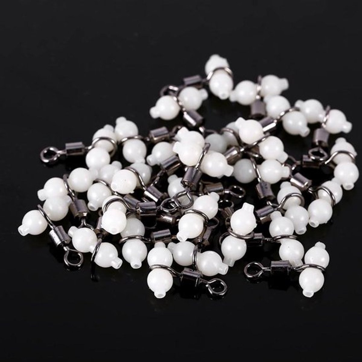 - Vislijn Haken Koppelingsset - Swivels met Glow Beads - Drie Rollen Swivels - 30 stuks - Lichtgevend - Geschikt voor vissen