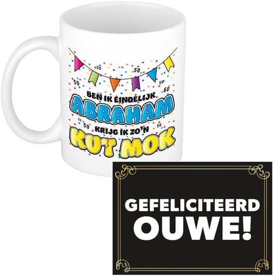 Witte mok met vrolijke slingers, confetti, 'BEN IK EINDELIJK ABRAHAM KRIJG IK ZO'N KUT MOK' tekst en een zwart-gouden kaart met 'GEFELICITEERD OUWE!'