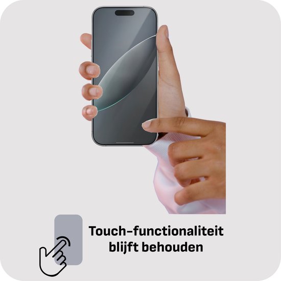 Handen die een iPhone met screenprotector aanraken. "Touch-functionaliteit blijft behouden."