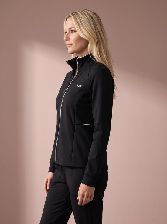 Vrouw van opzij in een zwarte sportvest met witte biezen en broek.