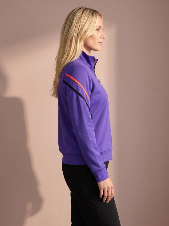 Paars sportvest met oranje en zwarte accenten op de schouders, gedragen door een vrouw.