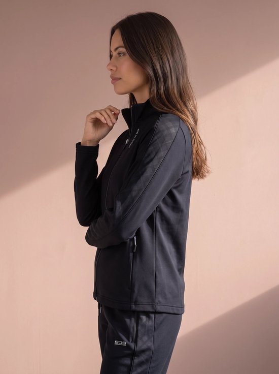 Zwarte sportvest met rits en subtiel ruitpatroon op de mouwen, gedragen door een vrouw.
