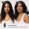 Vóór en na foto's van een vrouw met donker haar. Links: Vóór de styling, met steil haar. Rechts: Na de styling, met vol, glanzend, blow-out finish haar. Een zwarte volumeborstel wordt getoond.