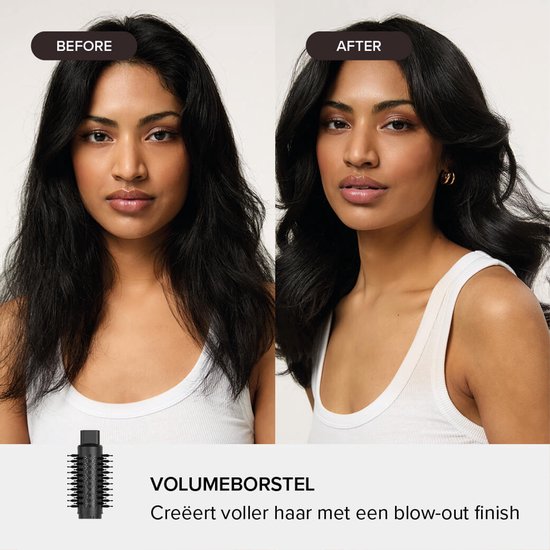 Vóór en na foto's van een vrouw met donker haar. Links: Vóór de styling, met steil haar. Rechts: Na de styling, met vol, glanzend, blow-out finish haar. Een zwarte volumeborstel wordt getoond.