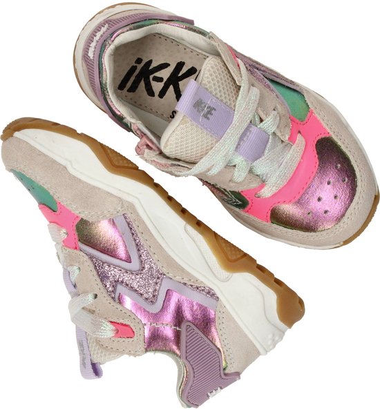 Grijze, roze en paarse sneakers met glitter accenten en 'IKKE' logo.