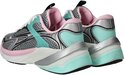 Achterkant van grijze Skechers sneakers met roze en mintgroene accenten, zilverkleurige details.