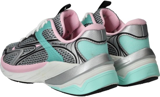 Achterkant van grijze Skechers sneakers met roze en mintgroene accenten, zilverkleurige details.