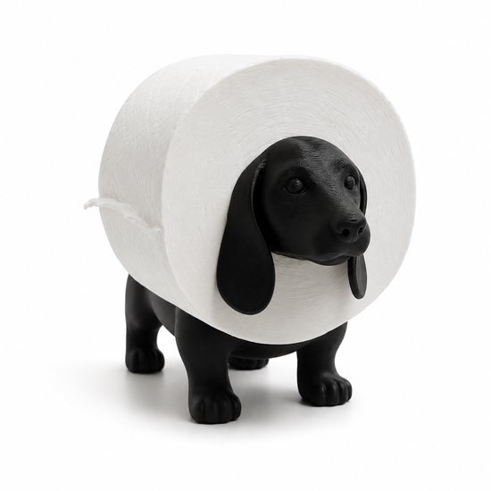 Zwarte teckel figuur met een rol toiletpapier om zijn midden, op een witte achtergrond.